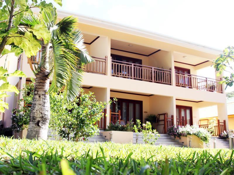 Pirogue Lodge *