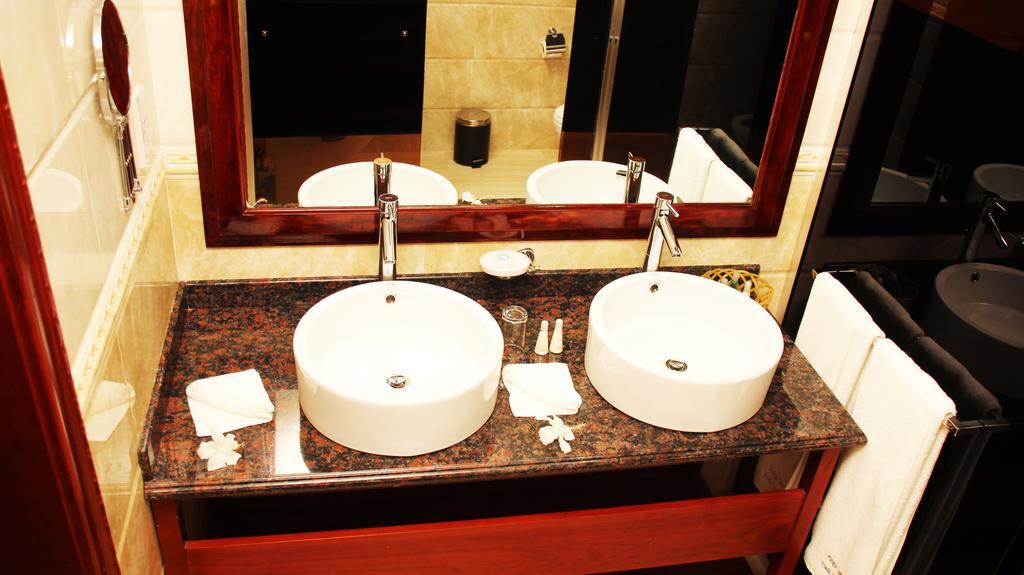 Pirogue Lodge *